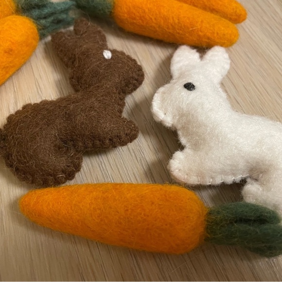 Felt Bunnies & Carrots - Picture 2 of 4